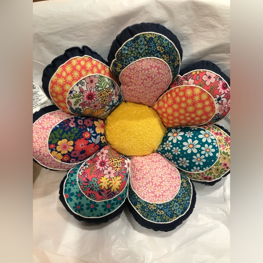 Vintage cottage inspired quilt look sunflower shaped‎ decor pillow brand new